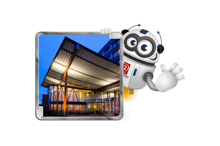 Buddy onze mascotte met een foto van de locatie in Rotterdam
