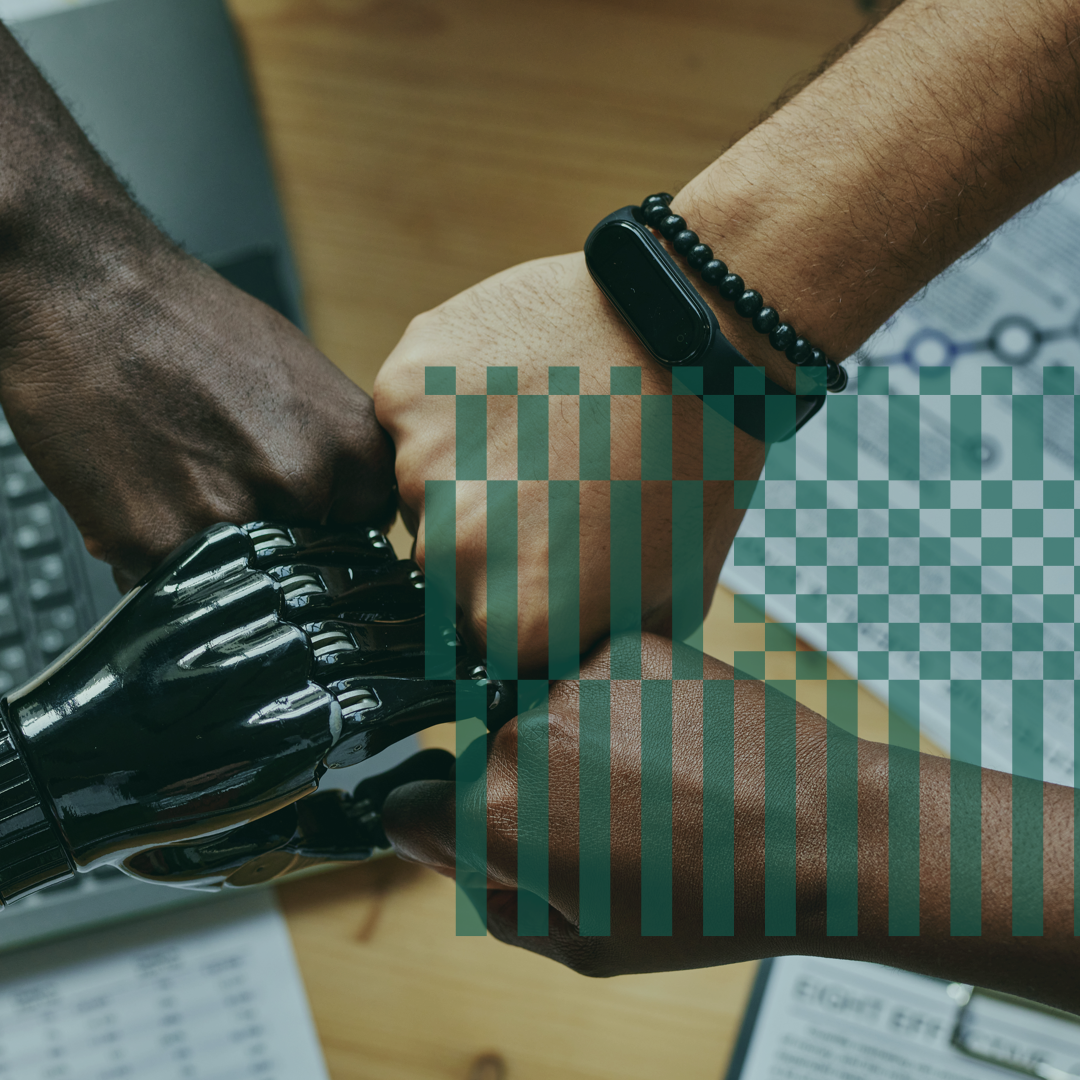 een stel handen met een hand van een robot